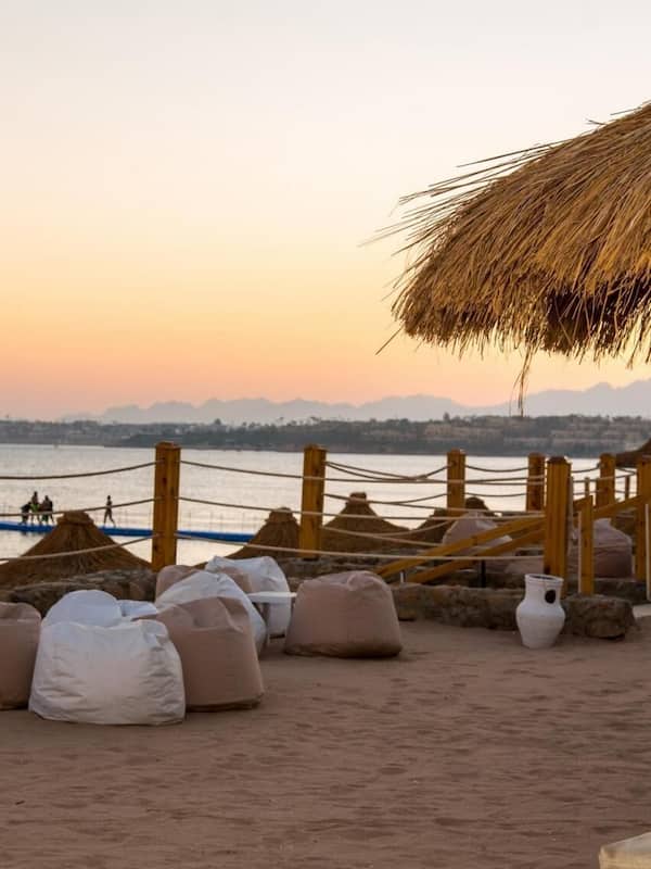 Playa privada, camastros, sombrillas y toallas de playa