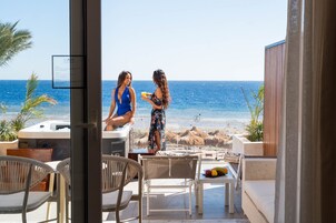 Posh Jacuzzi Suite | Premium bedding, minibar, in-room safe, blackout drapes