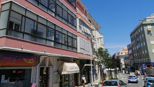 A multi-story building with a sushi restaurant on the ground floor. - Oriente DNA Studios V (Loures)