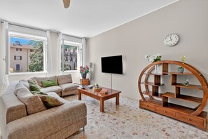 家庭公寓, 多间卧室, 双浴室 (Riva Dante Apartment) | 起居区 | 21-英寸电视（配备有线频道）