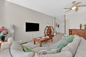 Family Apartment, Multiple Bedrooms, 2 Bathrooms (Riva Dante Apartment) | Living area | 21-inch TV with cable channels - Riva Dante Apartment (Riva del Garda)