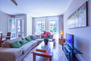 21-inch TV with cable channels - Riva Dante Apartment (Riva del Garda)