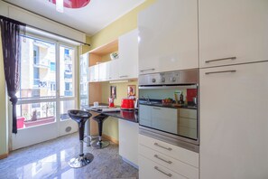 Fridge, oven, stovetop, dishwasher - Riva Dante Apartment (Riva del Garda)