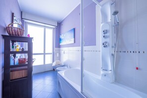 Combined shower/tub, hair dryer, slippers, bidet - Riva Dante Apartment (Riva del Garda)