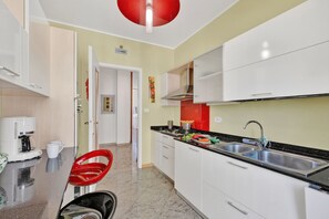 家庭公寓, 多間臥室, 2 間浴室 (Riva Dante Apartment) | 私人廚房 | 雪櫃、微波爐、焗爐、爐具