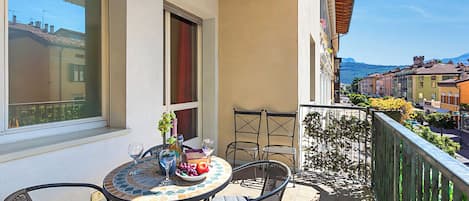 Family Apartment, Multiple Bedrooms, 2 Bathrooms (Riva Dante Apartment) | Outdoor dining