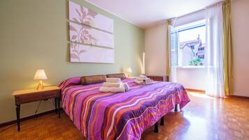 4 bedrooms, iron/ironing board, free WiFi, bed sheets