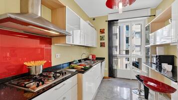 Departamento familiar, 4 habitaciones, 2 baños (Riva Dante Apartment - 4) | Cocina privada | Parrilla de estufa, tetera eléctrica y comedor