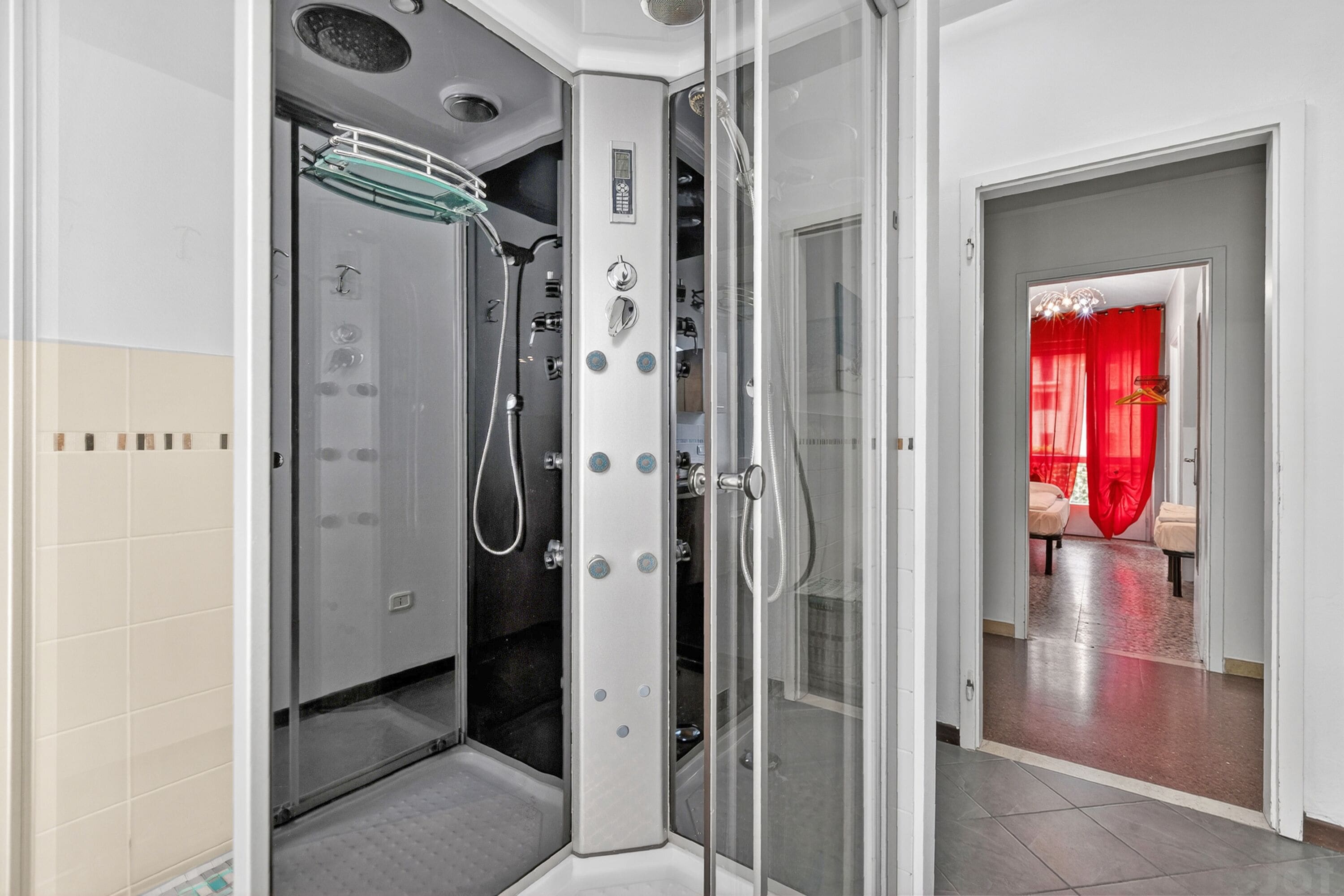Apartamento família, 4 quartos, 2 banheiros (Riva Dante Apartment) | Banheiro | Secador de cabelo, chinelos, bidê, toalhas de banho