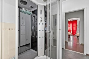 家庭公寓, 多间卧室, 双浴室 (Riva Dante Apartment) | 浴室 | 淋浴设施、吹风机、拖鞋、坐浴桶