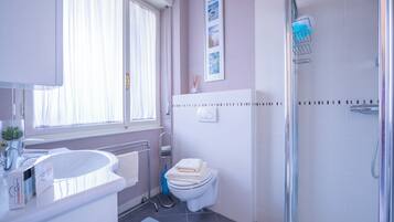 Family Apartment, Multiple Bedrooms, 2 Bathrooms (Riva Dante Apartment) | Bathroom