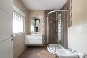 Baignoire, séchoir à cheveux, serviettes fournies, savon
