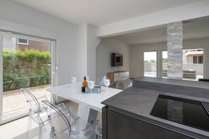 Fridge, microwave, oven, stovetop - Villa Sunsea with pool (Vodnjan)