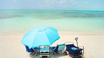 Nær stranden, solsenger og strandhåndklær