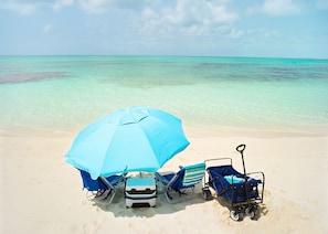 Playa en los alrededores, camastros y toallas de playa