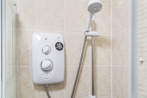 Douche, séchoir à cheveux, serviettes fournies