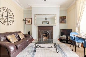 30-inch TV with digital channels - Cozy West End Aberdeen 1 Bed Flat Easy Access (Aberdeen)