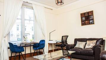 Appartement | Woonruimte | Een 30-inch televisie met digitale zenders