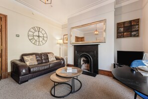 30-inch TV with digital channels - Cozy West End Aberdeen 1 Bed Flat Easy Access (Aberdeen)