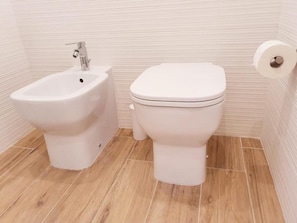 Dusche, Haartrockner, Bidet, Handtücher