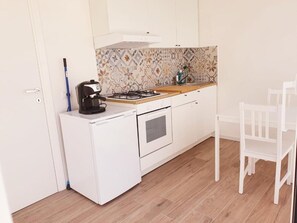 Kühlschrank, Ofen, Herdplatte, Wasserkocher mit Kaffee-/Teezubehör