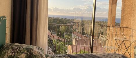 1 chambre, fer et planche à repasser, draps fournis