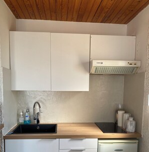 Réfrigérateur, micro-ondes, plaque de cuisson, cafetière/bouilloire