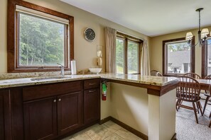 Frigorifero, microonde, piano cottura, lavastoviglie