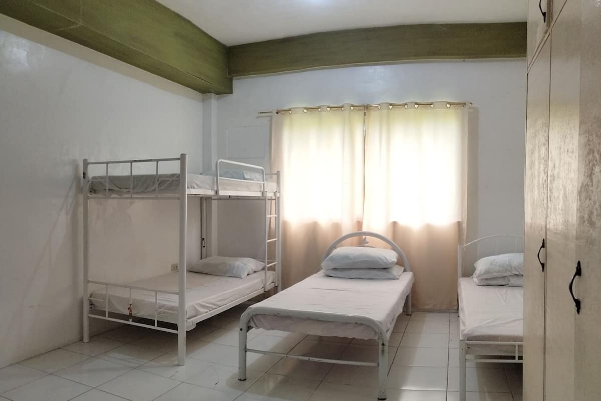 Standard Quadruple Room | 1 bedroom, bed sheets