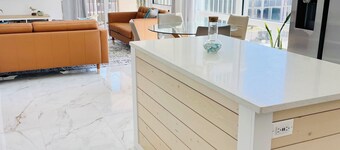 Wind + Tide, heated pool, 2 free bikes, two King Suites, Beachfront Complex!