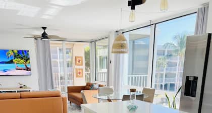 Wind + Tide, heated pool, 2 free bikes, two King Suites, Beachfront Complex!