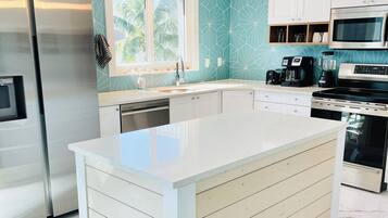 Refrigerador, microondas, horno y parrilla de estufa