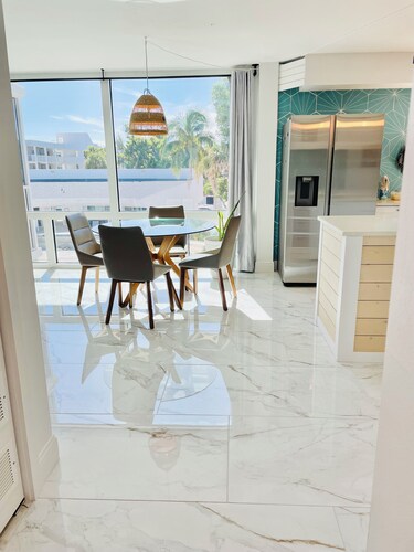 Wind + Tide  70" TV, Two King Suites, Beachfront Complex!