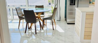 Wind + Tide  70" TV, Two King Suites, Beachfront Complex!