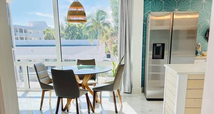 Wind + Tide 70" TV, Two King Suites, Beachfront Complex!