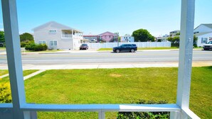 Une rue résidentielle bordée de maisons, avec une route et une voiture.