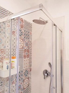 Shower, hair dryer, bidet, towels - Superior Beach Apartments Marina di Ragusa (Marina di Ragusa)
