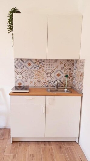 Frigorifero, bollitore elettrico, pentole/stoviglie/utensili