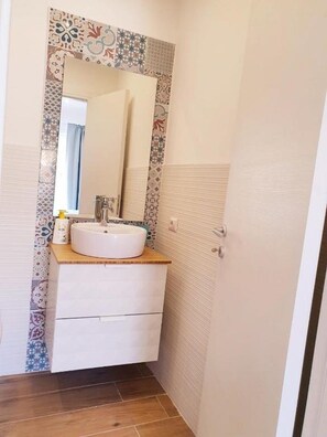 Shower, hair dryer, bidet, towels
