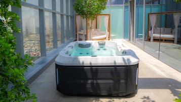 室外泳池;09:00 至 19:00 開放;免費小屋、泳池傘