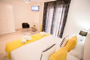 2 chambres, fer et planche à repasser, lit de bébé portatif