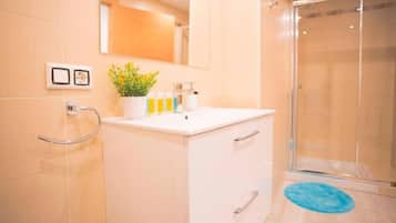 Bruser, hårtørrer, bidet, håndklæder