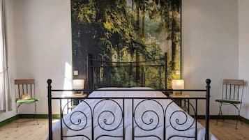 2 bedrooms, travel crib, free WiFi, bed sheets