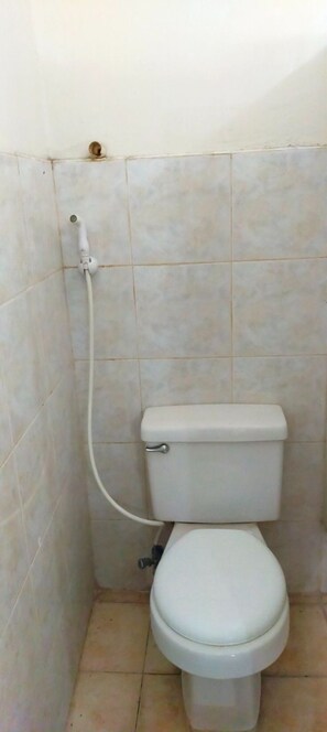 Kamar Double Ekonomi | Kamar mandi | Shower, pancuran hujan, handuk, dan tisu toilet