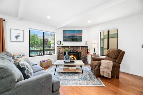 TV, fireplace, offices. Next to Lake. Close to Village and Slopes. BBQ.
