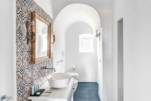 Bathtub, hair dryer, towels, shampoo - Villa Murat: Historic Home, Heated Pool, Concierge by Feeling Italy (Massa Lubrense)