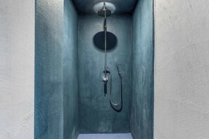 Badewanne, Haartrockner, Handtücher, Shampoo