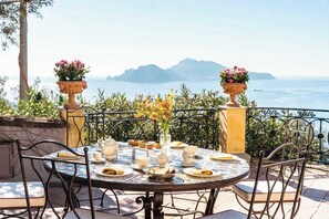 Outdoor dining - Villa Murat: Historic Home, Heated Pool, Concierge by Feeling Italy (Massa Lubrense)