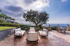 Outdoor dining - Villa Murat: Historic Home, Heated Pool, Concierge by Feeling Italy (Massa Lubrense)