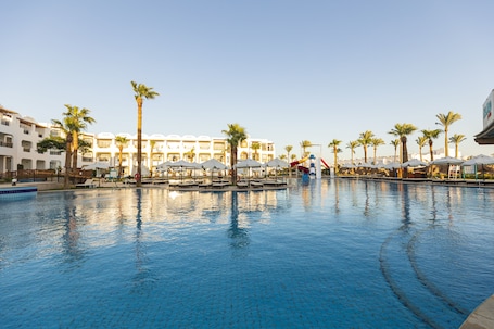 3 outdoor pools, pool umbrellas, pool loungers. SUNRISE Remal Resort